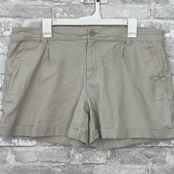 Eddie Bauer Khaki Cuffed Shorts - Picture 1 of 6